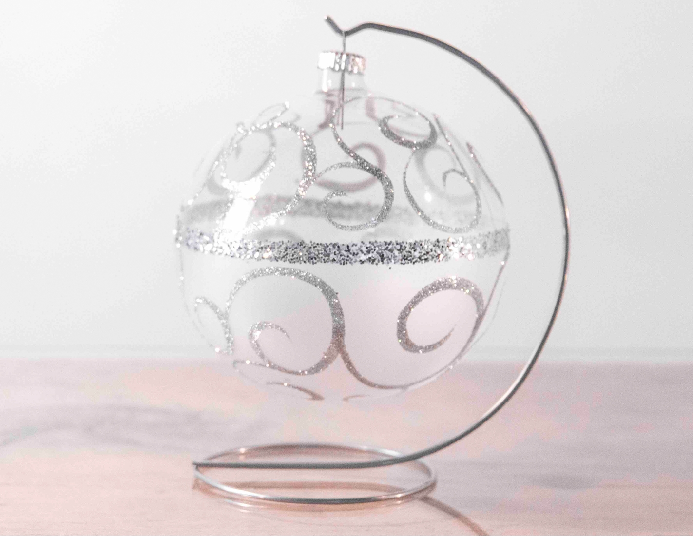 Grande boule de Noël transparente arabesques argentées avec support - ø