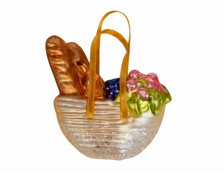 Boule de Noël originale sac en paille de pique-nique avec baguette et fleurs. Verre soufflé, décoré à la main.