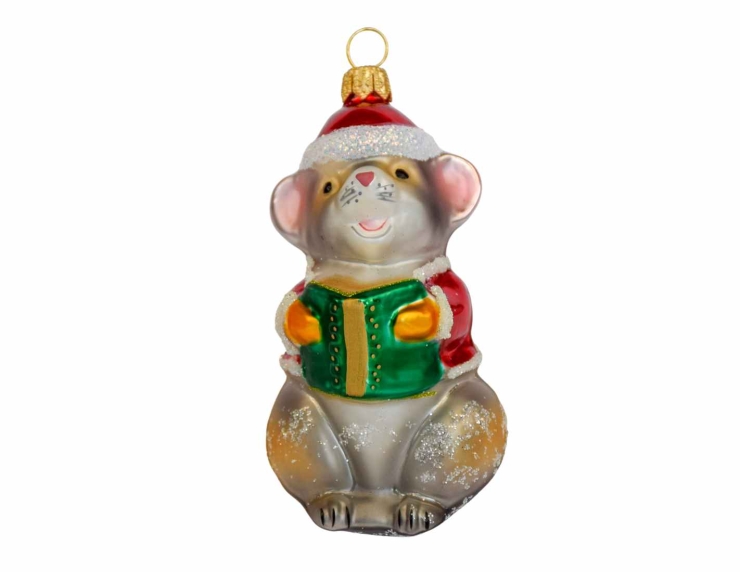 Suspension de Noël originale petite souris avec son bonnet de Noël rouge qui tient un livre vert.