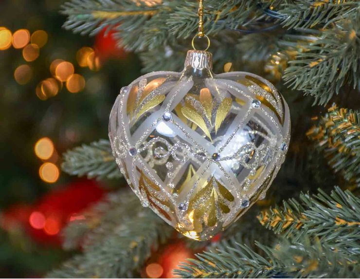 Boule de Noël coeur transparent avec décors dorés et champagnes, verre soufflé et décoré à la main. Hauteur : 10cm