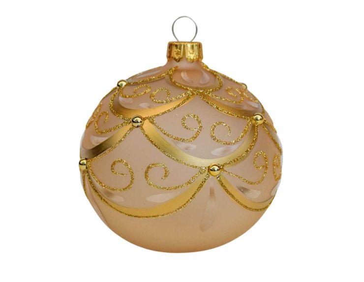 Boule de Noël dorée en verre avec décors baroques et perles dorées.