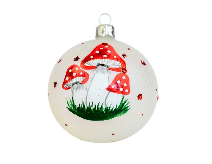 Boule de Noël blanche en verre avec décors champignons rouges à pois blancs. Made in Europe. Diamètre : 8cm