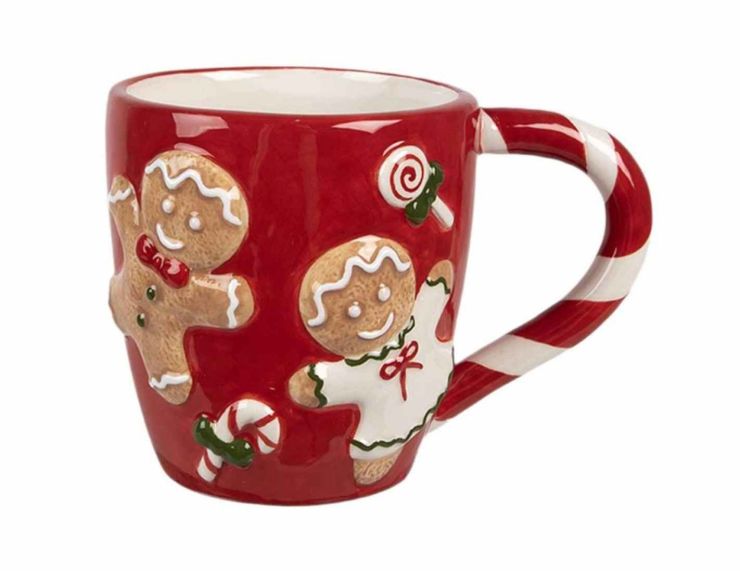 Tasse de Noël rouge avec des bonhommes en pain d'épices et des bonbons.