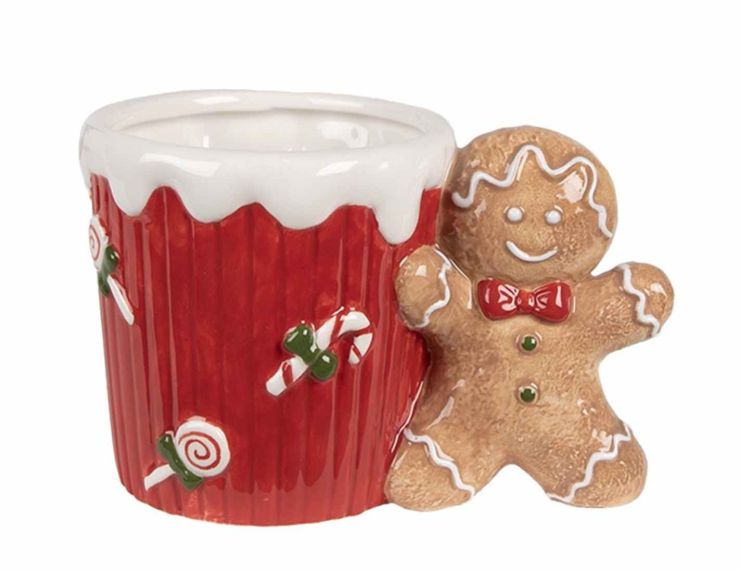 Mug de Noël rouge avec bonbons et anse en forme de pain d'épice.