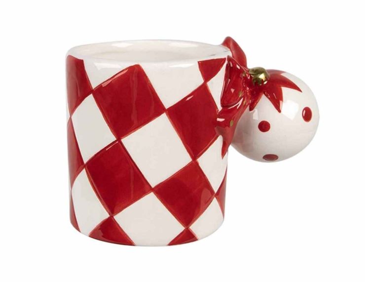 Tasse de Noël rouge et blanche au motif arlequin et anse en forme de boule de Noël.