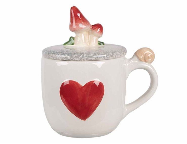 Magnifique tasse de Noël en céramique blanche avec un coeur rouge et un couvercle avec des petits champignons rouges et blancs.