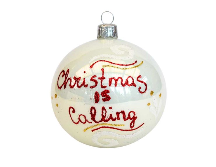 Boule de Noël blanche brillante avec inscription "Christmas is calling" en rouge pailleté,