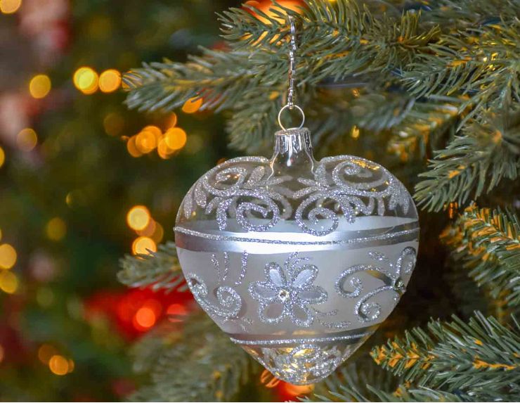 Boule de Noël coeur argenté avec décorations en paillettes argentées.