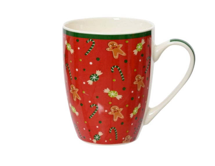 Tasse de Noël rouge avec des bonhommes en pain d'épices et des bonbons.