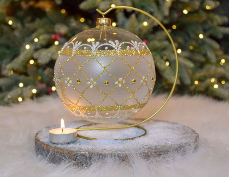 Grande boule de Noël photophore en verre soufflé décor doré avec des perles.