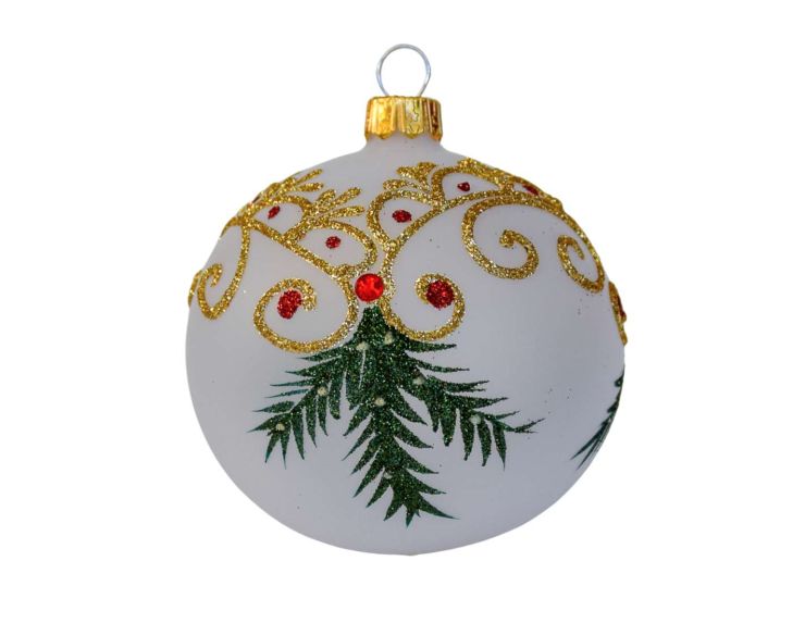 Boule de Noël blanche translucide avec décors de Noël traditionnel dorés et branches vertes.