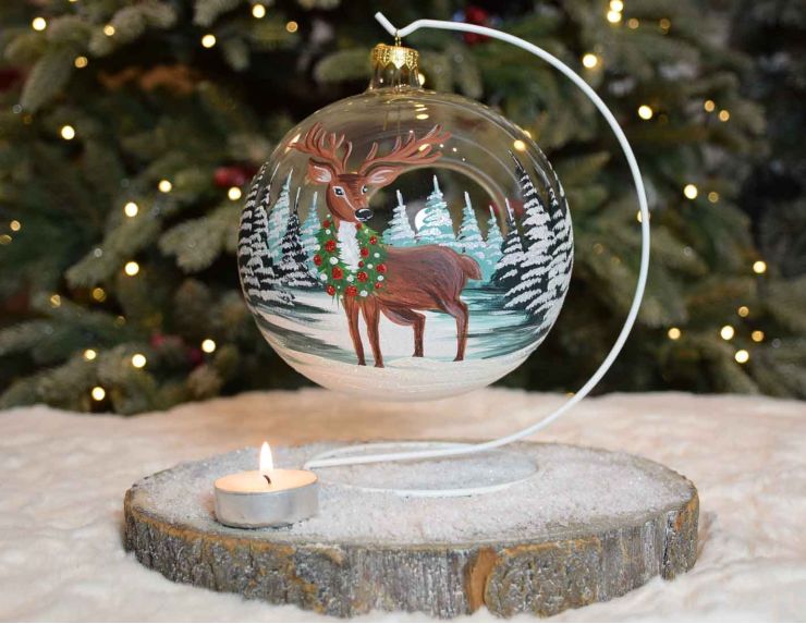 Grande boule de Noël photophore en verre soufflé décor renne avec couronne de Noël.