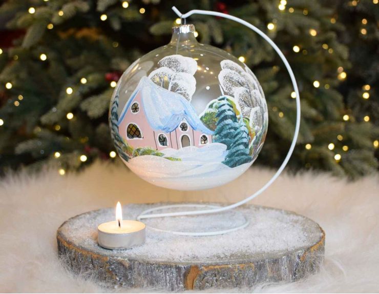 Boule de Noël en verre pour bougie décor chaumière rose poudré sous la neige - support inclus - ø 15cm